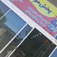 راننده همراه وانت برای پخش مواد غذایی