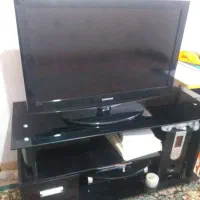 تلویزیون ۳۲ اینچ  سالم در حد نو  میز شیشه ایی