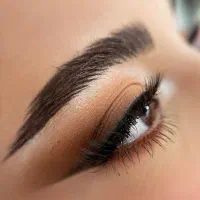 ارائه خدمات میکاپ و شنیون