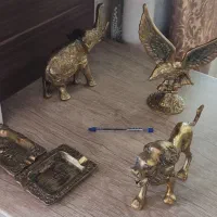 مجسمه و زیر سیگاری