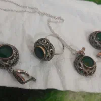 یک سرویسزنانه نقره قدیمی سنگهای درست زمرد