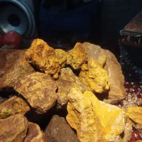 سنگهای زیبا با درخشش زیبا حالت اکلیلی