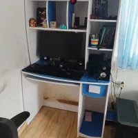 میز کامپیوتر و کتابخونه ای