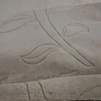 موکت کار کرده و همراه میز عسلی. جلو مبلی