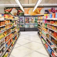نیروی کار آقا در فروشگاه مواد غذایی