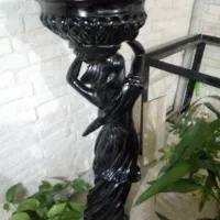 مجسمه کنار سالنی گچی