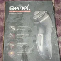 ریش تراش سه تیغ شارژی.