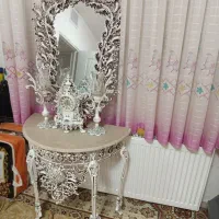 اینه و شمعدان و ساعت رومیزی