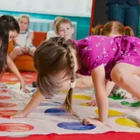 مربی ورزش و بازی کودکان