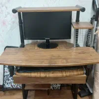 مانیتور به همراه میز