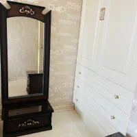 آینه و استند چوبی