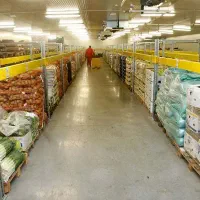 کارگر داخل انبار