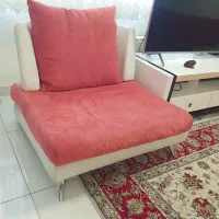 مبل راحتی قدیمی. نیاز به بازسازی . رایگان