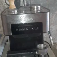 دستگاه قهوه ساز با یک ترازو و کولر کوچیک