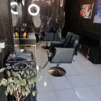 همکار آرایشگر اقا حرفه ای