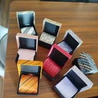 تعدادی کروات مردانه شیک با کیفیت موجود است