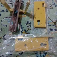 قفل داخل درب حیاط یا خانه بادستگیره
