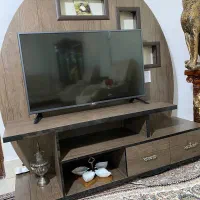 میز تلویزیون و ساعت ایستاده