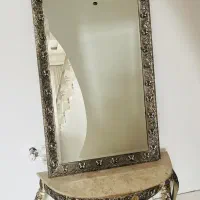 اینه دوتا شعمدان و ساعت وسط دوتا شمعدون میخوره