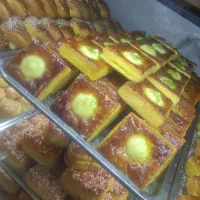 فروشنده در قنادی و شاگردساده