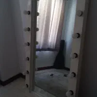 اینه قدی چراغ دار کنترلم داره