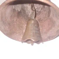 زنگوله برنجی قدیمی|کلکسیون اشیاء عتیقه|اندیشه, اندیشه فاز ۵|دیوار