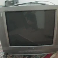 تلویزیون با دیجیتال و فرش ۱۲ متری