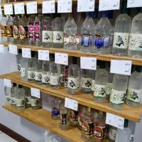 یه تعداد قفسه حبوبات با سیلو. ترازو به فروش میرسد