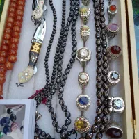 چند عدد جواهرات دست ساز قلم زنی