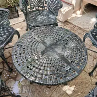 ۶عددصندلی و یک میز گرد وسط