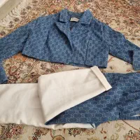 تعدادی لباس و مانتو  و کفش و کتونی