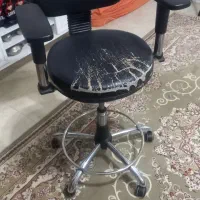 صندلی گردون چرم و میز تلفن