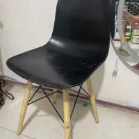 صندلی با پایه چوبی