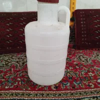 تعدادی دبه خالی خیارشور