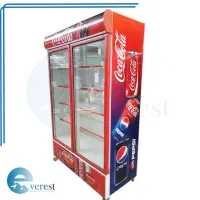 یک عدد یخچال مغازه ایستاده