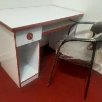 میز تحریر و کامپیوتر