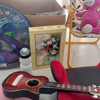 مقداری وسایل کودک و پازل (صندلی تاشو، چراغ خواب و