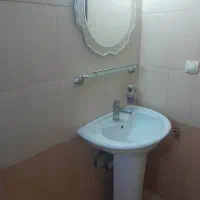 دستشویی با ایینه و جلو ایینه جا صابون مایع