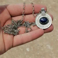 گردنی کهنه و قدیمی با زنجیر