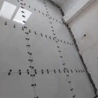 به کارگر جهت کار در کاشی کاری