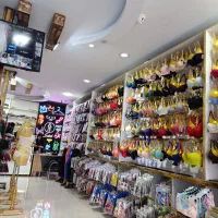 فروشنده خانم لباس زیر زنانه