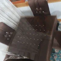 میز غذاخوری تمیز و بدون استفاده