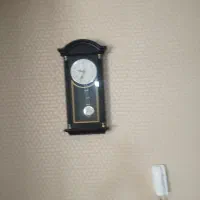 ساعت دیواری و گل میز