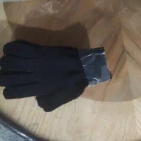 کارگر خانوم واسه بسته دستکش واقا واسه پای دستگاه