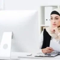منشی خانم جهت جوابدهی دفتری