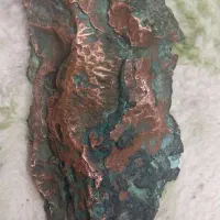 سنگ مانند مس ا ب شده قرمزولی فلزنیست سنگ هست