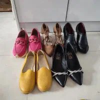 تعدادی کفش زنانه صورتی و مشکی یراق دار نو