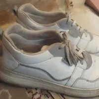 کفش سفید طوسی