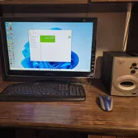 کامپیوتر خانگی همراه با میز و اسپیکر