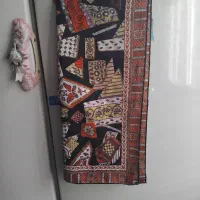 تعدادی روسری و لباس